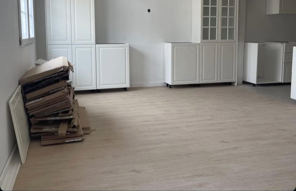 Sala e cozinha equipadas após remodelação completa