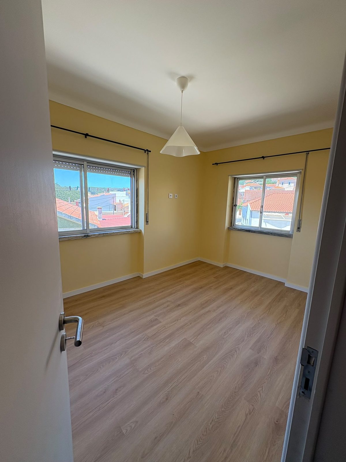Quarto de apartamento remodelado, com pavimento e pintura novos