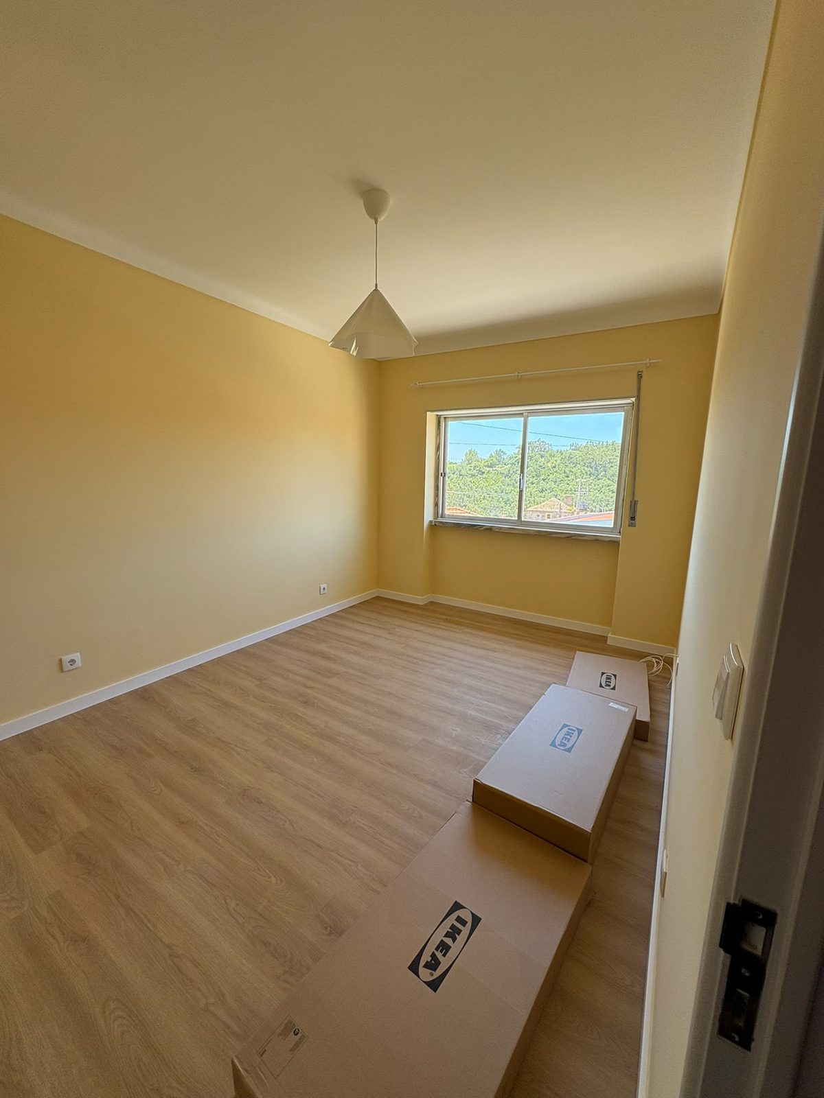 Quarto remodelado com pavimento flutuante e pintura nova