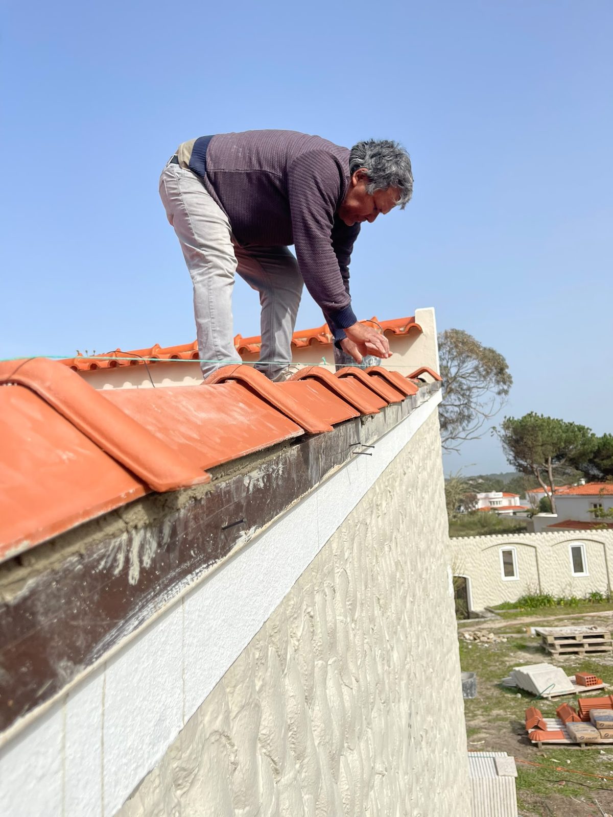 Aplicação de telha cerâmica nova num telhado